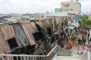 Lửa thiêu rụi dãy nhà trọ trên đường Phạm Văn Đồng