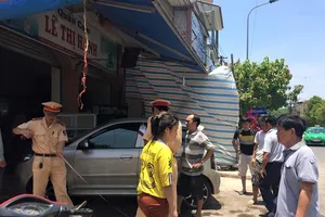 Xe hơi mất lái, lao vào quán cơm tông 3 người đi cấp cứu