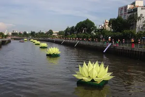 Phóng sanh hàng tấn cá trên kênh Nhiêu Lộc mừng Phật Đản