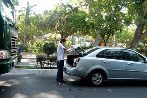 Xe chở bê tông nối đuôi giờ cao điểm, tông bẹp đuôi xe 4 chỗ