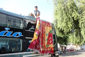 Xe khách lại bị ném vỡ kính trên quốc lộ 14