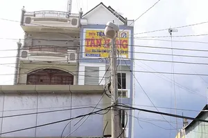 Nhà lầu 3 tầng, nghiêng che cả nóc nhà hàng xóm