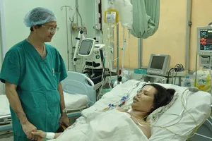 Hy hữu, mổ bắt con xong tiếp tục mổ cứu mẹ