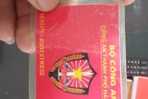 Dùng thẻ giả danh Công an bắt phạt nhầm... Công an thật