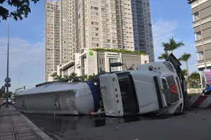 Xe bồn chở 20 tấn xi măng lật ngang giữa phố