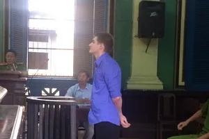 Một người Nga dùng thẻ giả rút hàng trăm triệu đồng ở Việt Nam