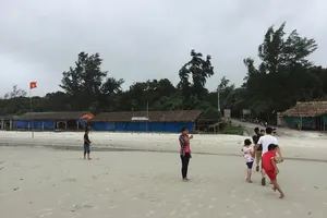 Du khách VQG Cát Bà phải chịu cảnh không điện, không nước vì bão