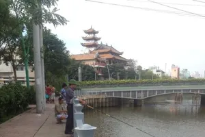 Người dân vô tư câu cá bất chấp bảng cấm có số điện thoại công an