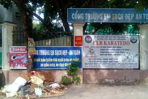 'Cổng trường em sạch đẹp' đầy rác