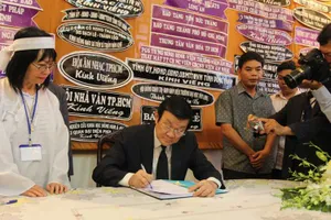 Chủ tịch nước Trương Tấn Sang viếng GS.TS Trần Văn Khê