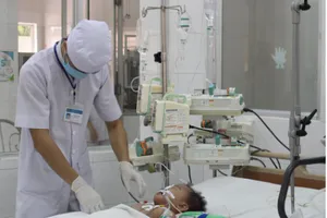 Bé gái nguy kịch vì sặc cháo