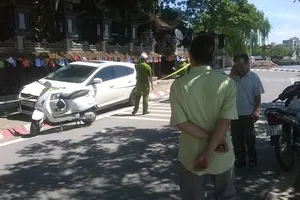 Một người đàn ông gục chết bất thường trên xe ô tô