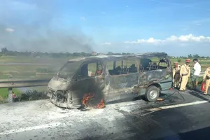 Hành khách đạp cửa thoát thân khỏi chiếc xe bốc cháy