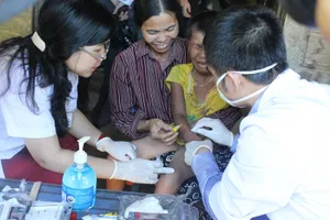 Gửi mẫu máu hai bệnh nhi mắc bệnh lạ ra nước ngoài