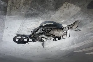 Người đàn ông nhanh chân ‘phi thân’ khỏi chiếc xe máy bốc cháy