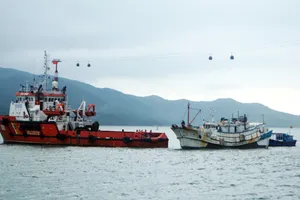 Cứu tàu cá cùng 10 ngư dân bị nạn ở Trường Sa