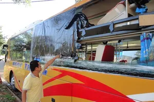 Góc nhìn: Ném đá vào xe, lý giải từ một chữ buồn