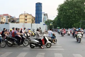 Cử tri Hà Nội kiến nghị bỏ phí đường bộ cho xe máy