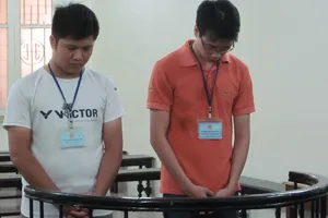 Mua sắm ‘chùa’ bằng thẻ tín dụng trộm cắp ­­­­­­­