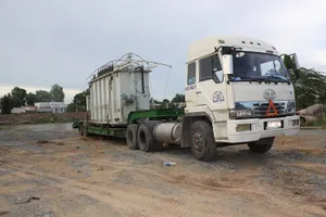 Bắt xe chở biến thế ‘siêu khủng’ nghênh ngang giữa phố