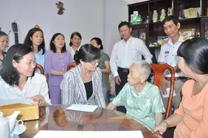 Lãnh đạo TP.HCM thăm mẹ Việt Nam anh hùng Lê Thị Ngạn