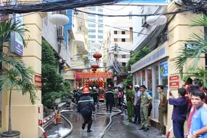 Nhà 4 tầng tại trung tâm Quận 1 bốc cháy nghi ngút