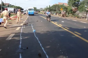 Xe máy kẹp 4 tông trực diện xe khách giường nằm, cả 4 người tử nạn