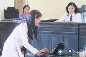 Cựu giáo viên kiện cựu GĐ Sở, hiệu trưởng đòi bồi thường 1,8 tỉ