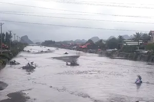 Người dân Quảng Ninh bất chấp nguy hiểm cố vớt than trôi