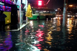 Sài Gòn lại ngập nặng sau cơn mưa lớn