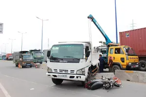 Xe tải mất lái tông đuôi xe hơi rồi ‘càn’ qua làn xe máy