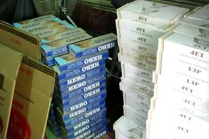 Bắt hơn 1.000 bao thuốc lá lậu tại cửa hàng tạp hóa
