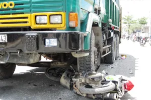 Một phụ nữ bị xe rác cán đứt lìa cánh tay