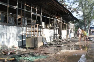 Lửa thiêu rụi phòng học vụ thư viện của trường tiểu học