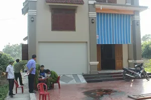 Tạm giữ hai vợ chồng nghi đổ xăng phóng hỏa vì tranh chấp nhà