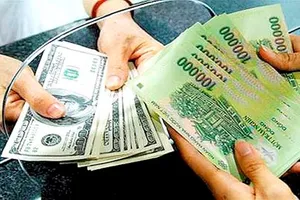 NHNN tăng tỉ giá liên ngân hàng 1%, nới biên độ tỉ giá 3%