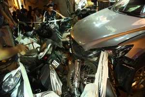 Ôtô mất lái đâm nhiều người bị thương