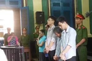 Xử nặng nhóm người nước ngoài giả cảnh sát lừa đảo 