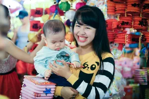 Người Sài Gòn rộn rã đón trung thu sớm