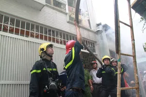 Cháy nhà, hai cụ già cùng cháu nhỏ thoát nạn