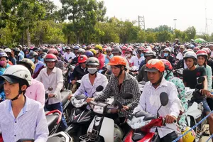 Biển người lại chen chân tại khu du lịch Đại Nam vì... miễn phí