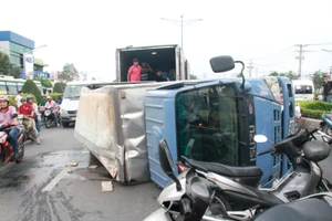 Xe chở bia tự lật ngang giữa đường