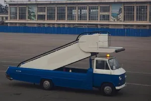 Xe thang va vào đuôi máy bay tại sân bay Tân Sơn Nhất