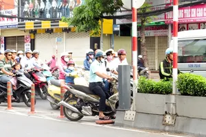 Thản nhiên ‘chọc ngang’ cột phân cách để vượt ẩu