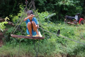 Rùng mình cáp treo tự chế của người dân suối Đôi