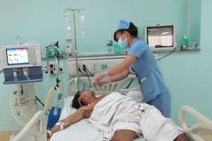 Nghi ngộ độc rượu, một người tử vong, hai người nguy kịch