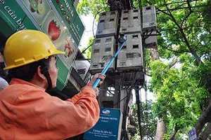 EVN ra quy định mời người dân chứng kiến ghi số điện