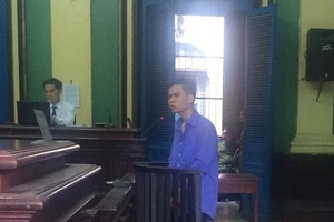 Đại bàng buồng giam đánh hỏng mắt người mới, án chồng án