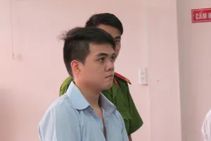 Mặc đồng phục học sinh vào trường trộm tài sản giáo viên