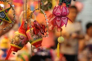 Chiếc lồng đèn nhặt vội